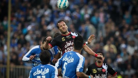Persepolis’ Mohsen Bengar (C) vies for the ball during a match between two Iranian football giants Esteghlal and Persepolis on October 30, 2015, in Azadi Stadium, west of the Iranian capital, Tehran. (Photo by Mehrnews)
