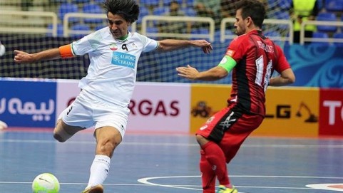 The photo shows a view of the match between Iran’s Tasisat Daryaei (in white) and Nagoya Oceans of Japan at the quarterfinal of the 2015 Futsal Club Championship in Isfahan, central Iran, on August 4, 2015. (© Tasnim news agency)