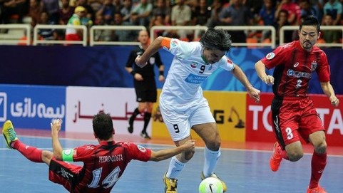 The photo shows a view of the match between Iran’s Tasisat Daryaei (in white) and Nagoya Oceans of Japan at the quarterfinal round of the 2015 Futsal Club Championship in Isfahan, central Iran, on August 4, 2015. (© Tasnim news agency)